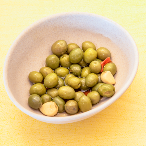 Olives cassées à l’ail